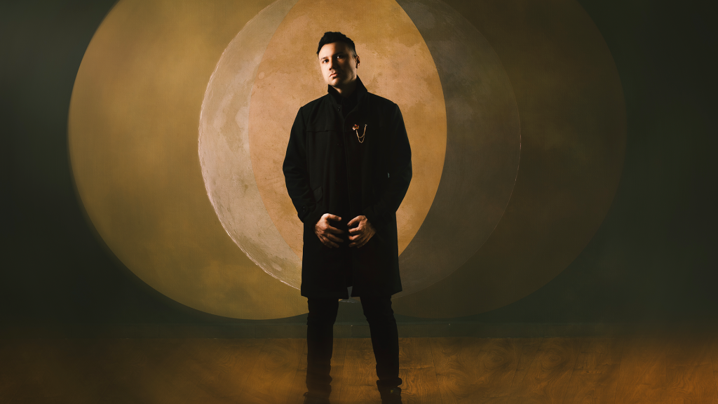 ADRIÁN BENEGAS estrena su NUEVA CANCIÓN "Mil Lunas"