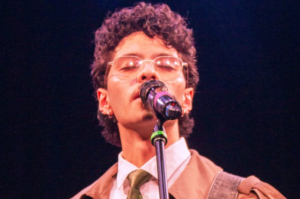 Noah Froid florece con 'Clavel'