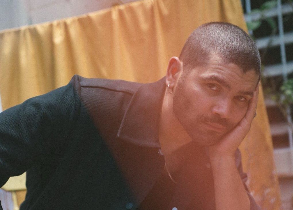 Tarot, música y raíces, el renacimiento de Cosme en BRUJO, su nueva producción discográfica